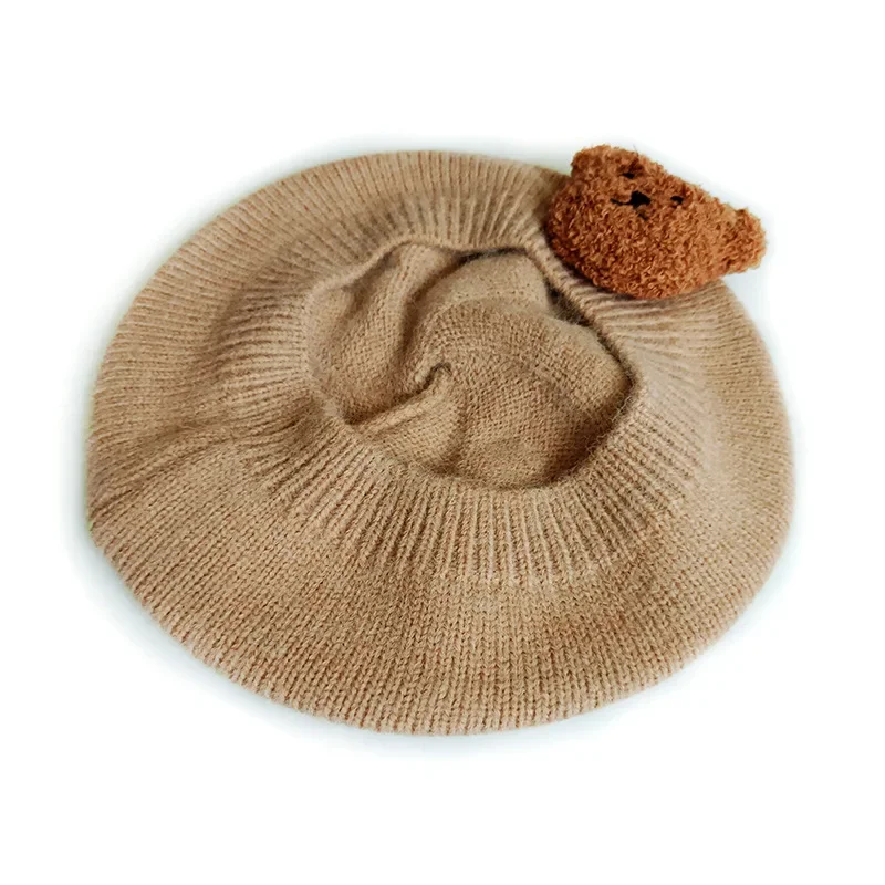Nette Baby Mädchen Gestrickte Baskenmütze mit Bär Puppe Kinder Maler Kappe Koreanischen Stil Motorhaube Beanie Künstler Mädchen Jungen Winter Kopfbedeckungen