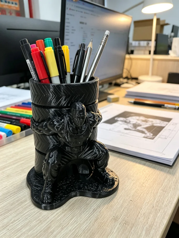 Fitness Athlete Muscle Man Statue Pen Holder, Strong Man Figure Pencil Holder with Tire Design, Black Cylindrical Creative Figurine Pen Cup, Petg Matte Plastic Solid Texture, Stable Base with Large Capacity Storage, Desktop Stationery Organizer, Fun Desktop Decoration, Office and Home Desk, Novelty Office Gift for Men and Teachers