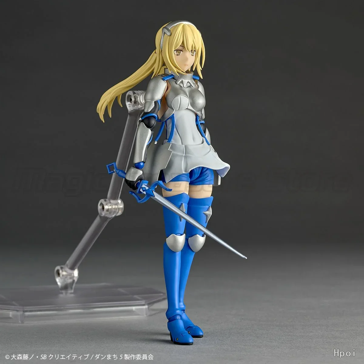 【MT】KAIYODO Revoltech Is There Something Wrong with Seeking An Encounter in The Dungeon Aiz Wallenstein Action Figure