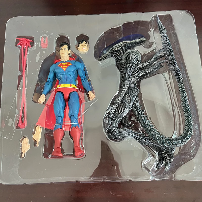 بروس واين مقابل شخصية أكشن سوبرمان الغريبة ، Xenomorph NYCC ، ألعاب موديل قابلة للتحصيل ، العام الجديد الحالي ، 2 ، في كل مجموعة