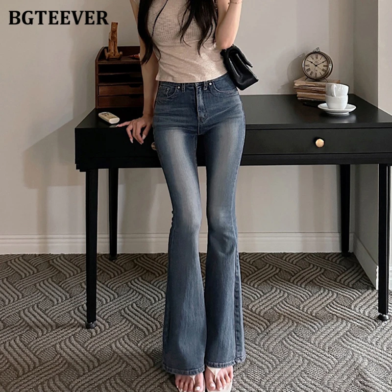 BGTEEVER Vintage Women’s Slim-Fit Flared Jeans Stretched Figure-Flattering Cinching Hip Denim Jeans Autumn