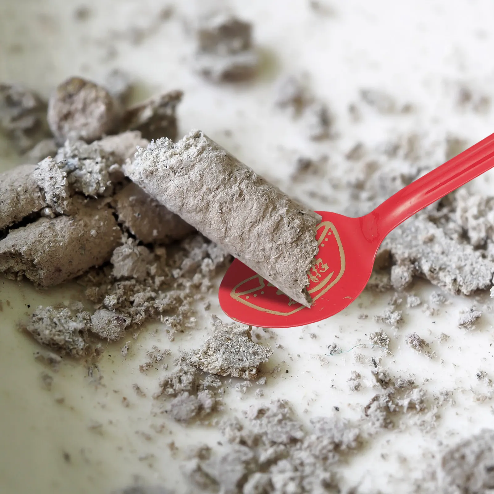 

Набор из 2 прочных металлических совок для золы с эргономичной короткой ручкой и выдвижным отверстием для утилизации золы из печей, каминов и очагов