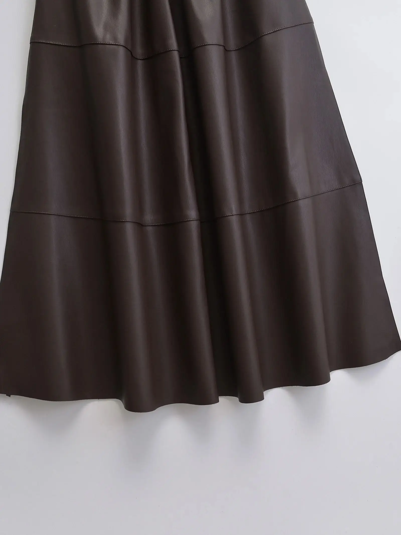 XNWMNZ 2024 Women Fashion Faux Leather Midi Skirt Retro Elastic High Waist Side Pockets Voluminous Hem Female Skirt