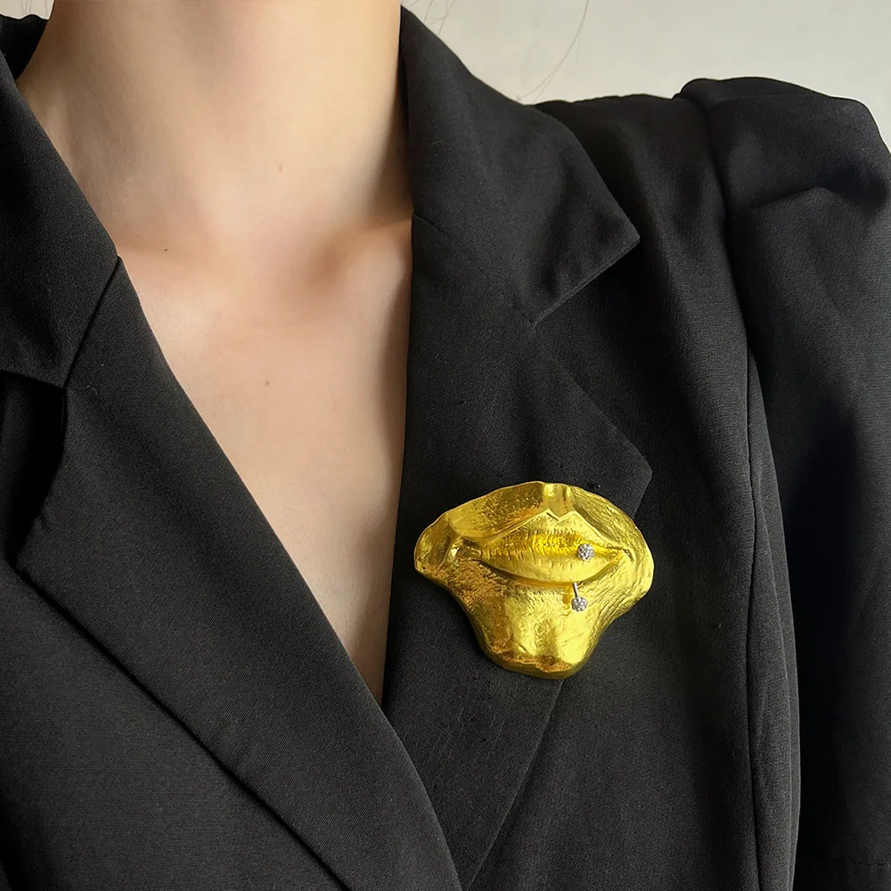 Vintage Hyperbole Mask Lips Nose Metal Broochs for Women Men Unique Abstract Suit Pins Accessories Party Jewelry Gifts