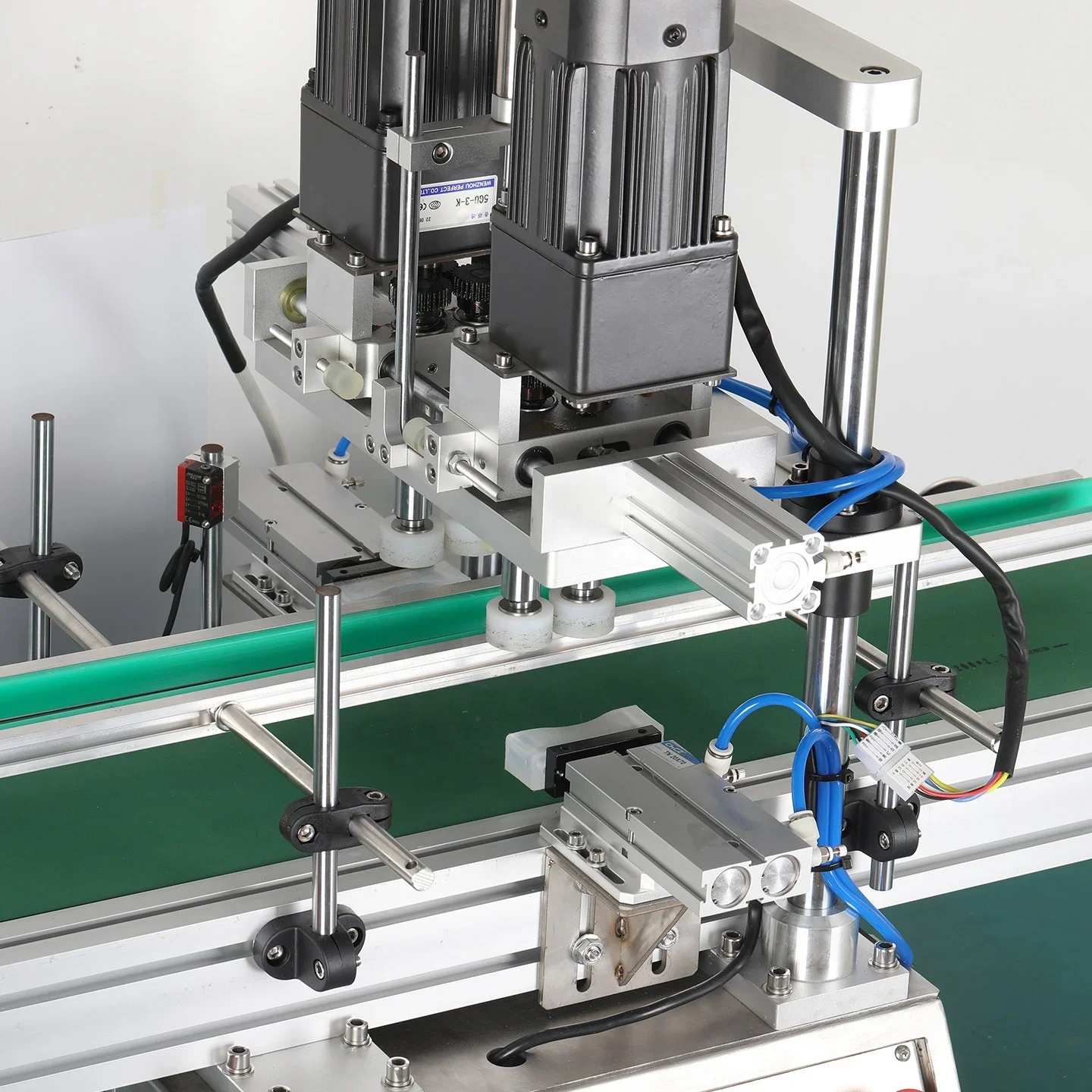 WT-100XG Automatic Capping Machine Electric Pneumatic Integrated Dual Motor Thread Locking Glass Plastic Pump Bottle