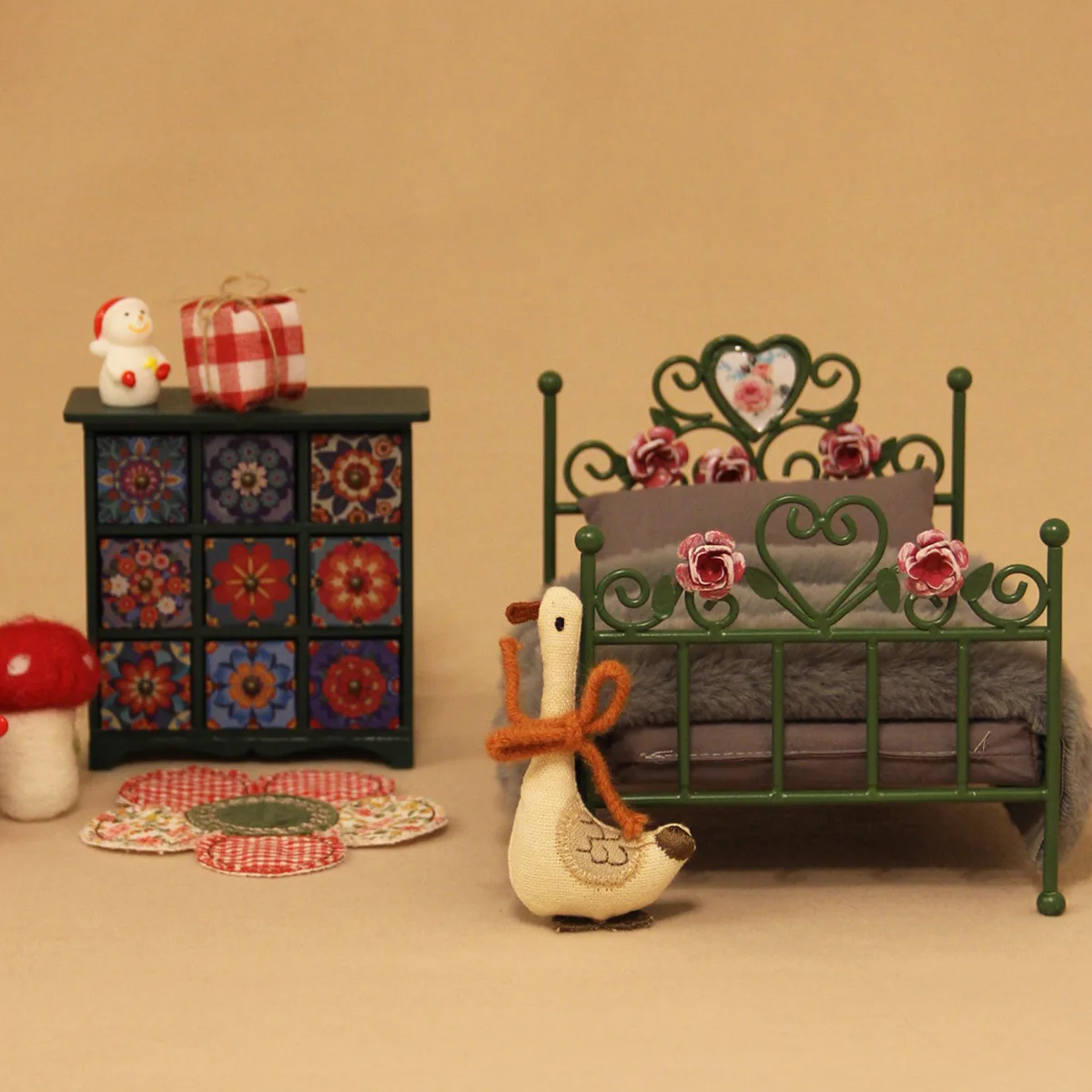 

1:12 Miniature Ornate Metal Bed Set OB11 Canopy Bed with Rose Carvings for Clay Dolls, BJD & Dollhouse Decor Blythe Doll