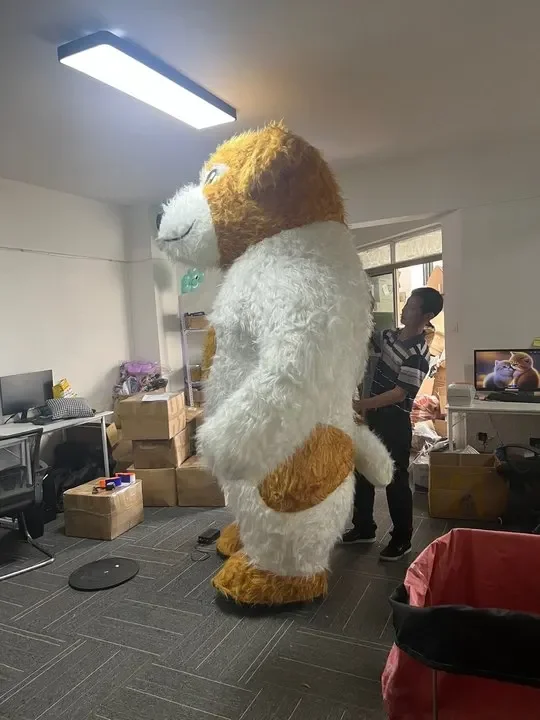 نفخ الكلب زي التميمة أبيض أصفر تضخم الكلب لطيف فروي تفجير وتتسابق لجميع القديسين عيد الميلاد يتوهم الدعائم الطرف