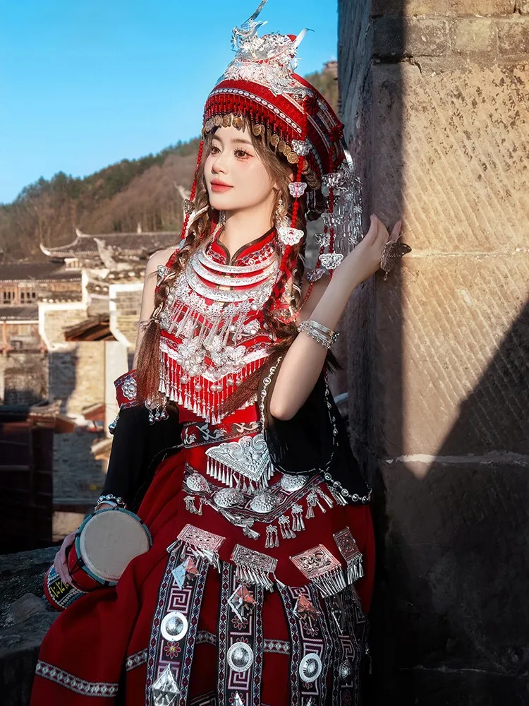 

Photography of a female performance costume in ethnic costumes foreign land featuring red shoulder-scented ribbon long dress