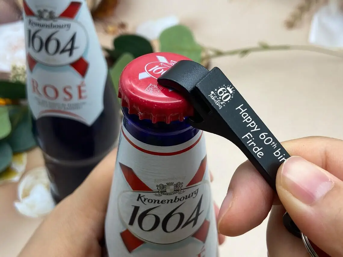 5/10/30/50/100 Stück personalisierter Flaschenöffner Schlüsselanhänger mit Gravur, Hochzeitsgeschenke, Brauerei, Hotel, Restaurant, Logo, Party, privates Geschenk – Detail 4