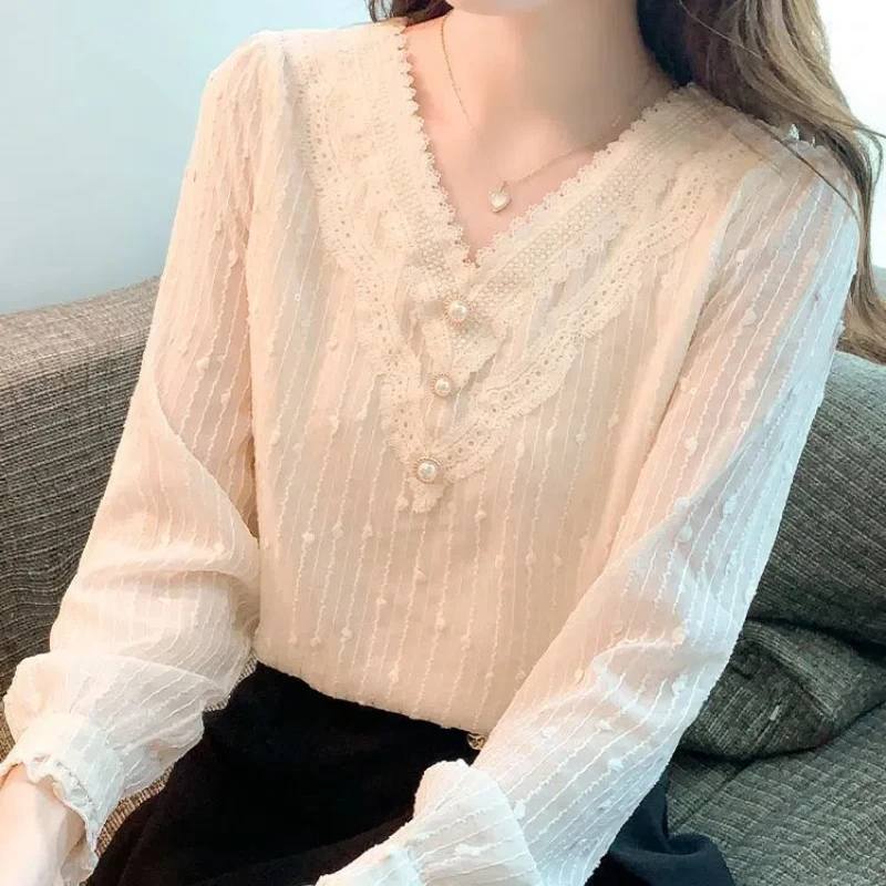 Fashionable V-neck Long Sleeved Chiffon Shirt for Women's New Style with a Stylish and Stylish Lace Interior and a Base Top