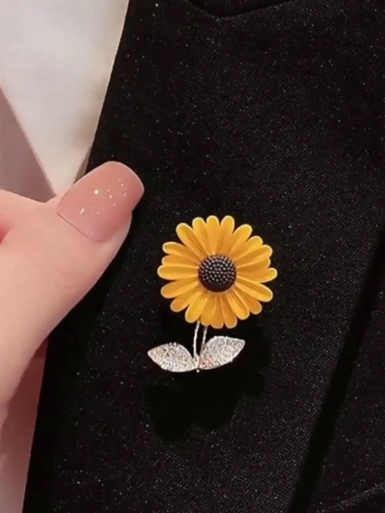 Ins trendy sunflower shaped elegant women's brooch, light luxury versatile sweater, suit accessories brooch