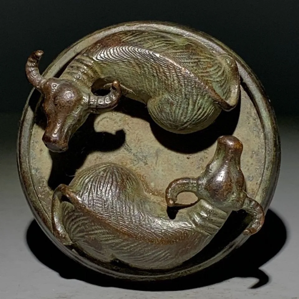 

Antique Copper Double Ox Twists The Heaven Earth Eight Trigrams Ornaments Statue Bull Figurine Desk Decoration Metal Figurine