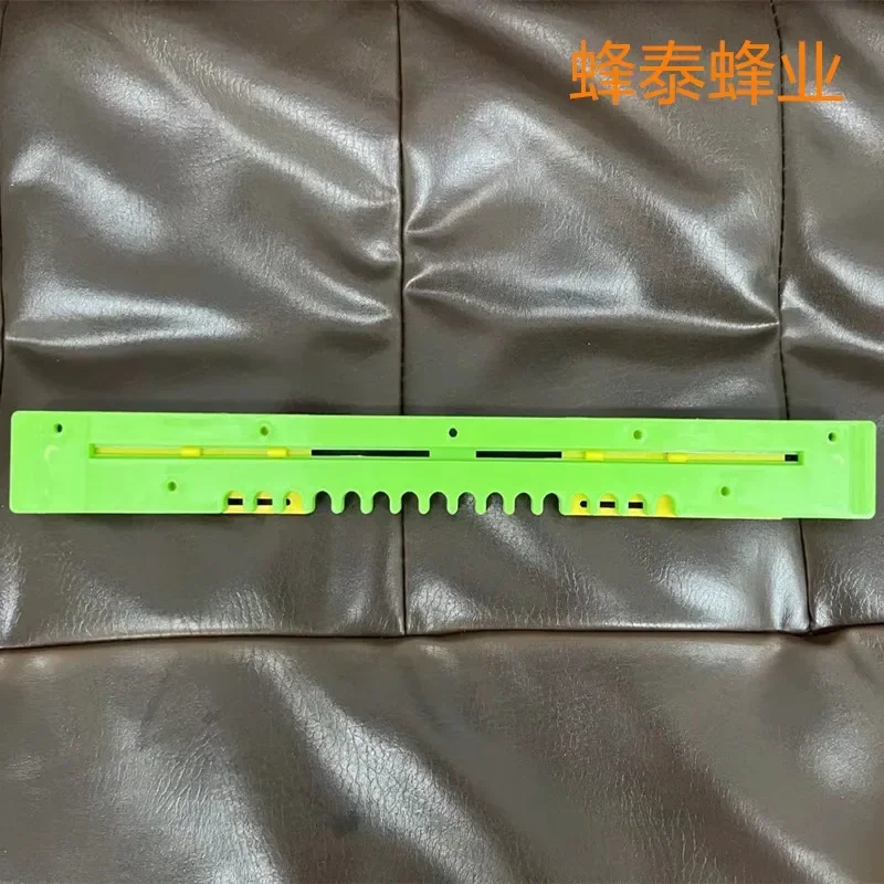 A Green Plastic Honeycomb Door, Wholesale, 10 Beekeeping Tools, Full Size, 8-Frame European Style