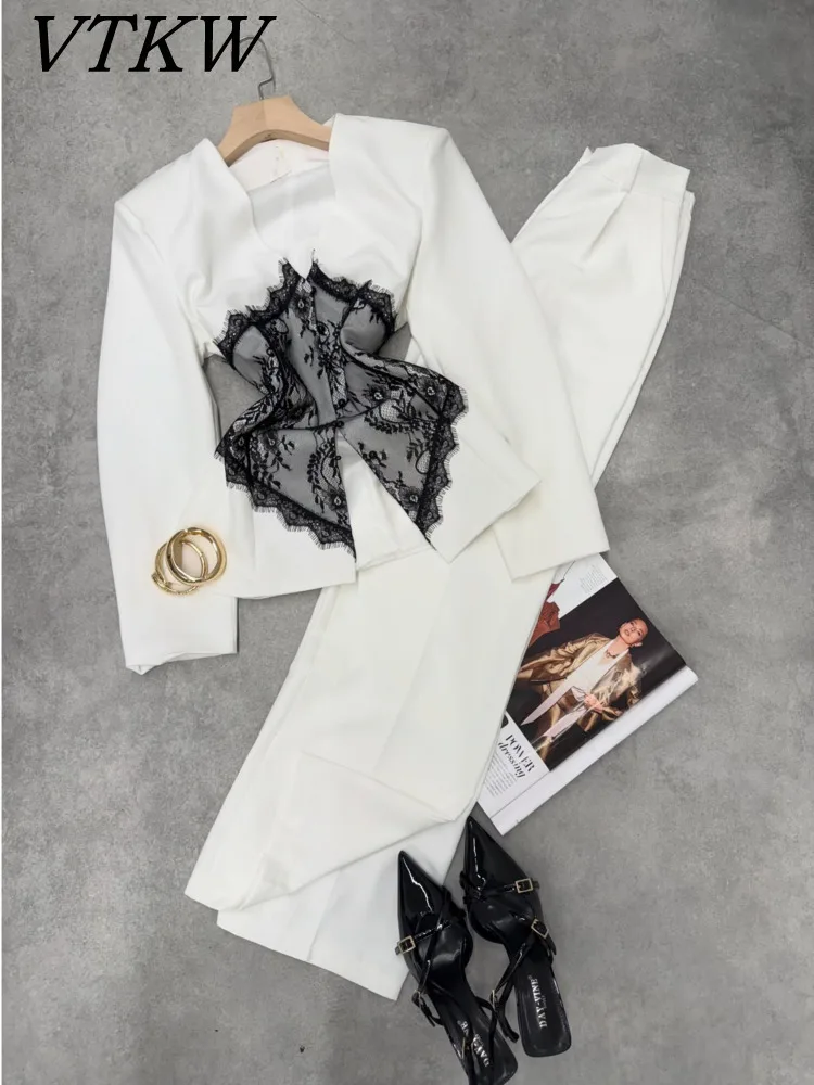 

VTKW 2026 Новинка: Женский черно-белый костюм-двойка с блейзером, кружевными вставками, V-образным вырезом, длинными рукавами и брюками с высокой талией и широкими штанинами