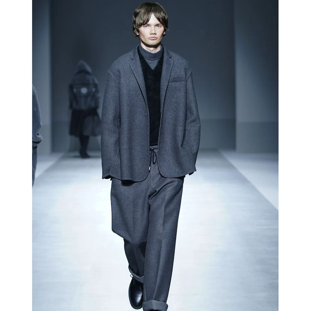 

Простой темно-серый мужской костюм-двойка (пиджак и брюки) с лацканами-клапанами, свободного кроя, для офиса, повседневной носки и торжественных мероприятий