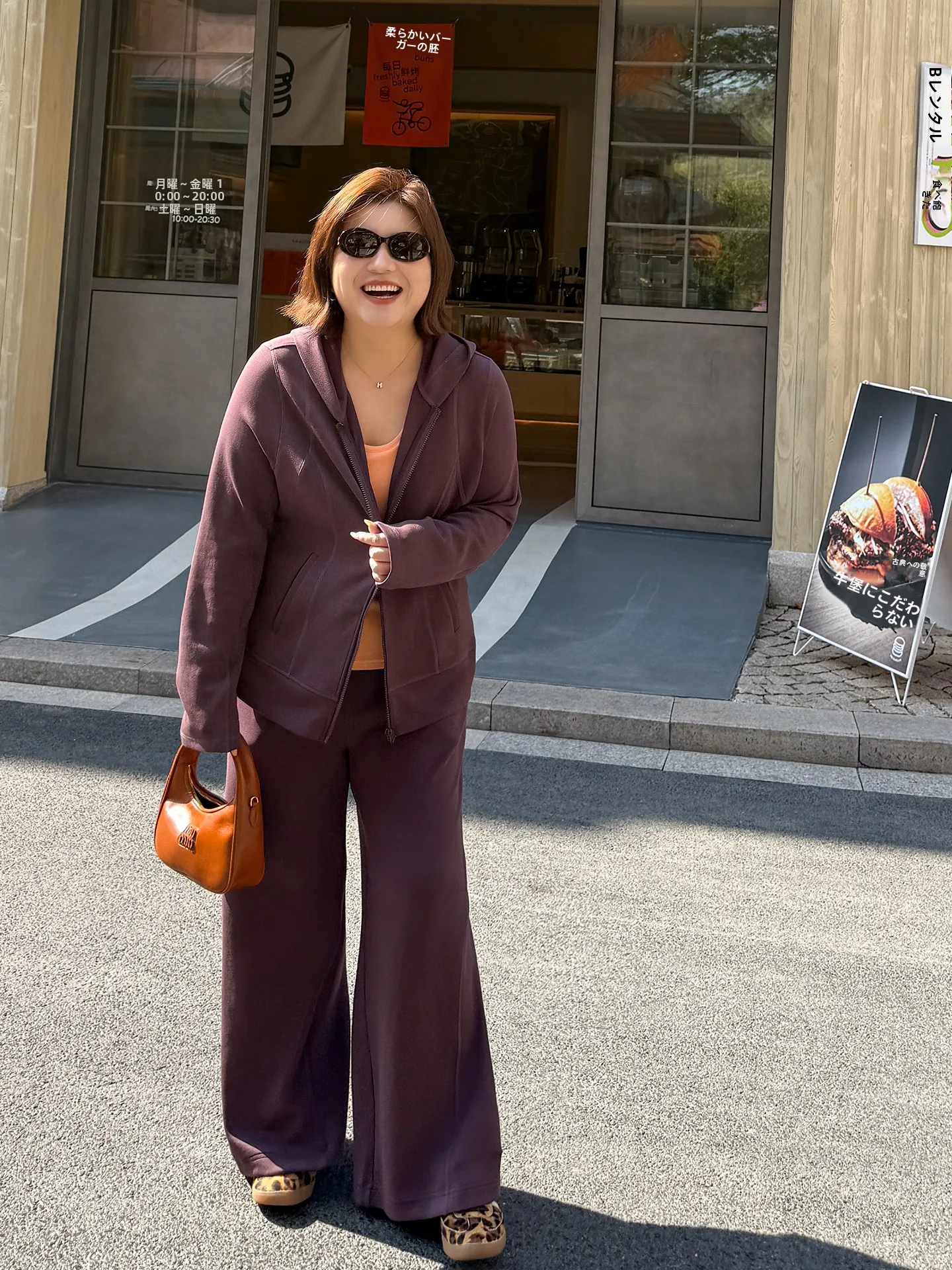 

Удобный комплект из модала: свитшот и брюки для полных женщин, весенний повседневный костюм из двух предметов, Wooden Kiwi, идеальный вариант для модной одежды больших размеров.