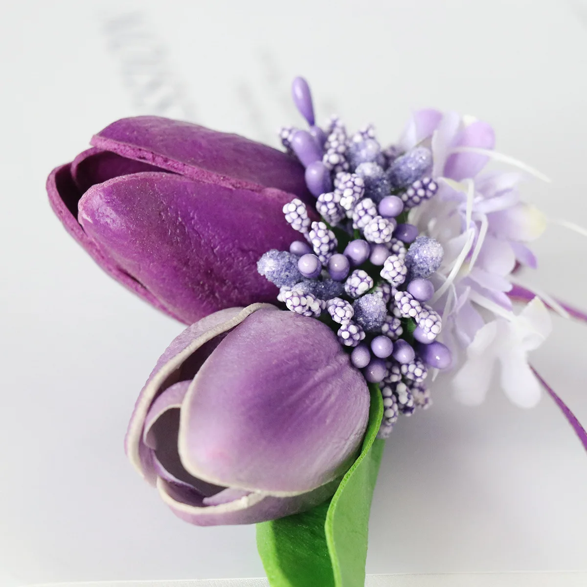 สีม่วงสีขาวแต่งงาน Corsage ดอกไม้ Tulip ดอกไม้สีเขียวใบ Rhinestone เจ้าสาว Corsage Tulip เจ้าสาวอุปกรณ์จัดงานแต่งงาน