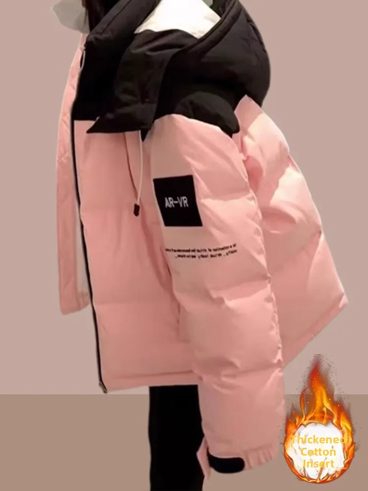 

Новая женская утепленная хлопковая куртка-пуховик 2026 года, зимнее пальто в корейском стиле, свободный крой, с капюшоном, на молнии, цветная, в стиле рабочей одежды