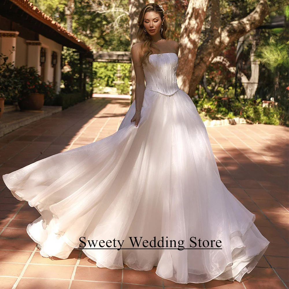 2 في 1 فستان زفاف مخصص بدون حمالات بدون أكمام لؤلؤ علوي A Line سويب تراين A Line فستان زفاف الأورجانزا للعروس