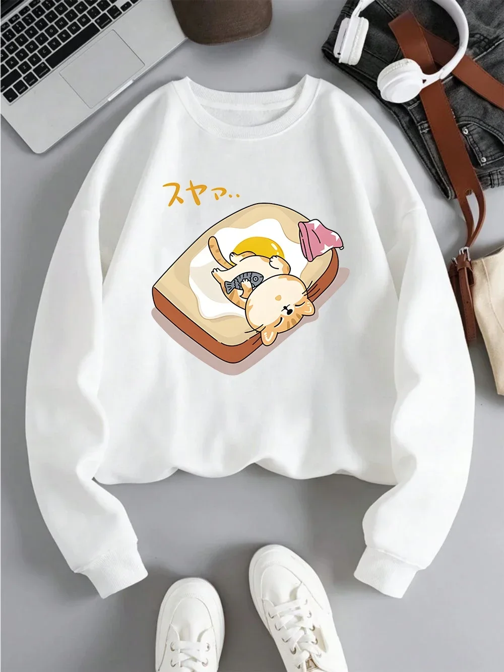 Eine Katze schläft mit einem kleinen Fisch in den Armen bedruckter Kapuzenpullover für Damen, Winter-Fleece-Pullover, Basics, Taschen-Sweatshirt, Freizeitkleidung