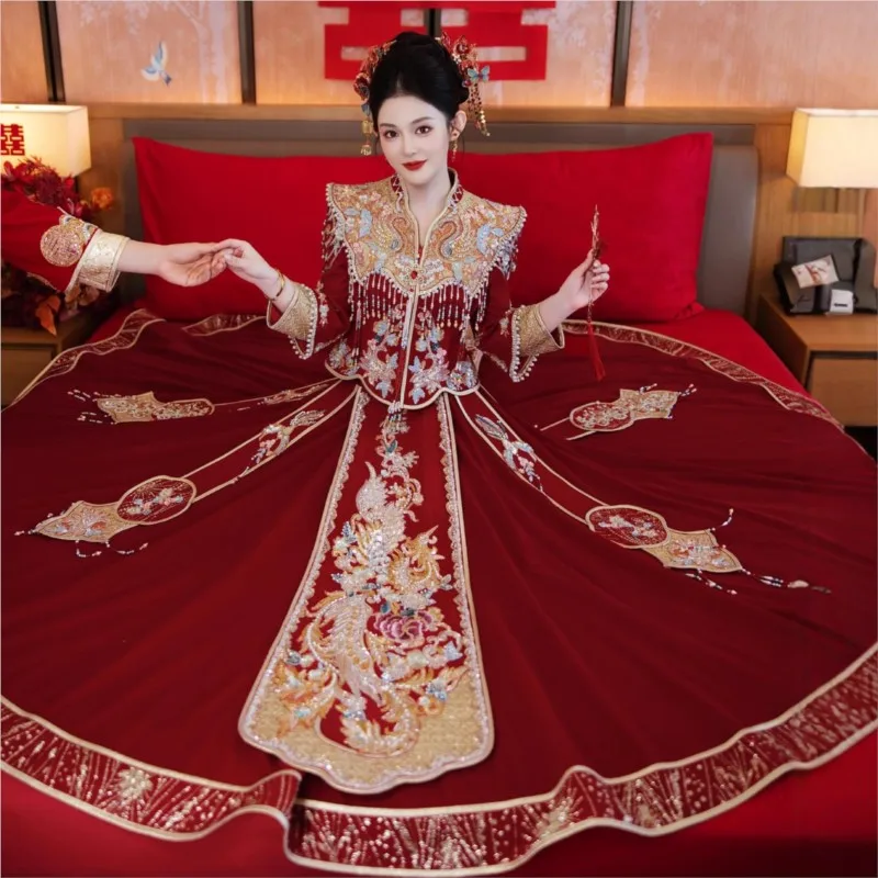 

The new Chinese-style toasting and wedding dress is a luxurious elegant dragon phoenix gown