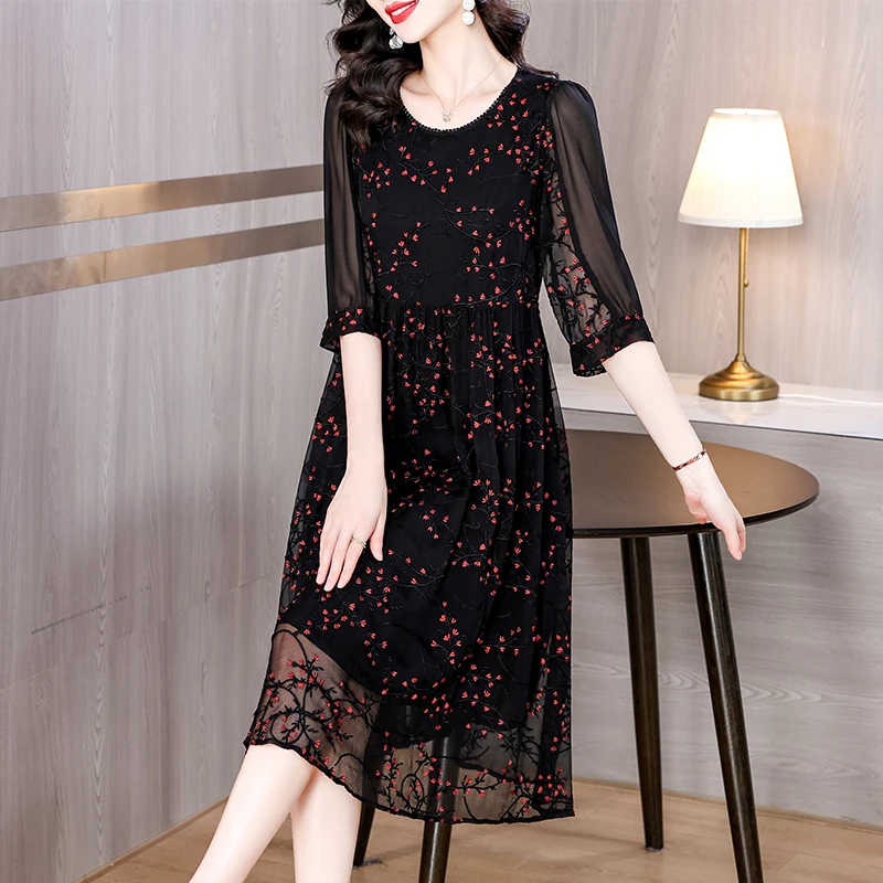 

2024 Summer New Black Silk Flower Embroidered O-Neck Dress with Lace Splice Short Sleeve Loose Size Knee Length Dress