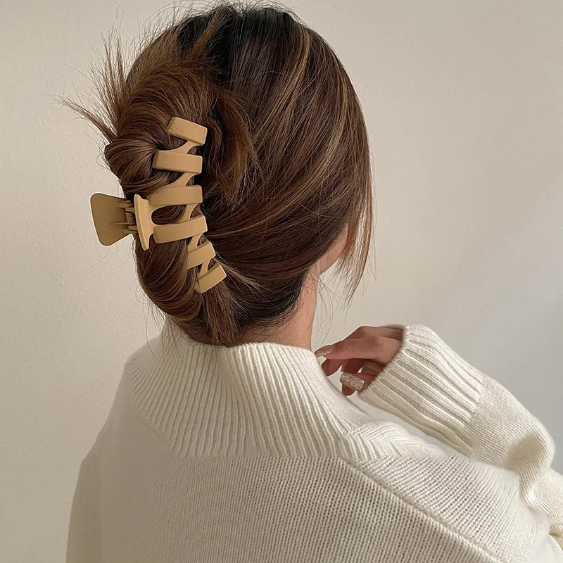 Brown Large Plastic Hair Claw Clips for Women Accessories Jewelry Thick Matte Headdress Korean Fashion Catch Crab Hairpins Gift