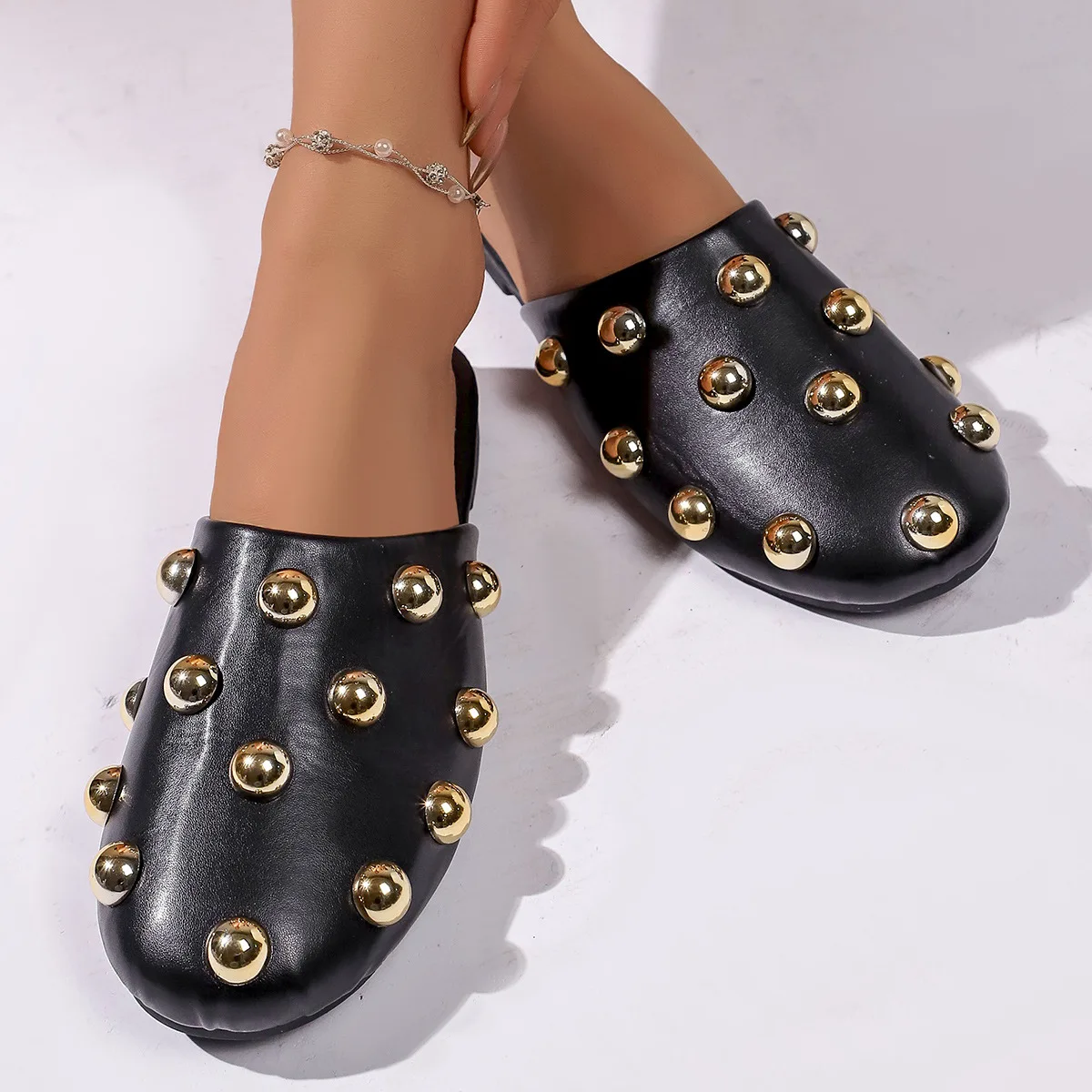 Bequeme Slip-On-Sandalen mit Metallnieten, lässige, abgedeckte Zehenpartie, weiche Gummisohle, flache Schuhe für den Alltag – Detail 14