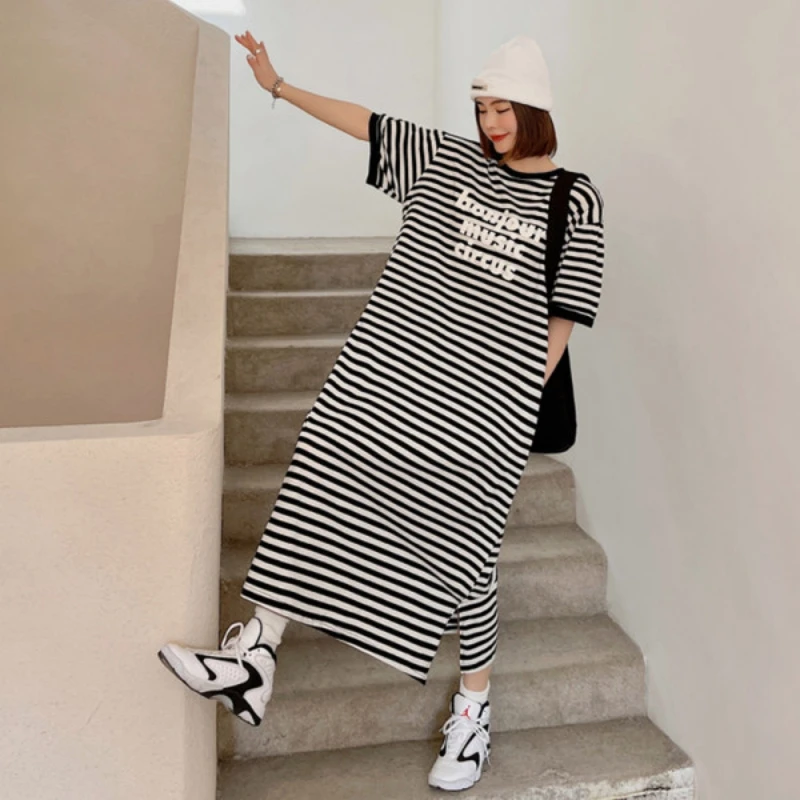 العصرية الكورية نمط طويل تي شيرت فستان المرأة الصيف قصيرة الأكمام منتصف طول حجم كبير فستان طويل خطابات الطباعة فستان كاجوال