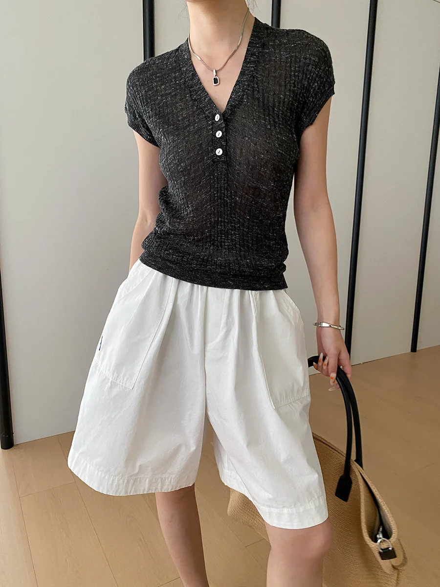 Sommerlicher Damenpullover in unifarbenem Design mit Knopfleiste, V-Ausschnitt und schlankem Schnitt, kurzärmelig. – Detail 34