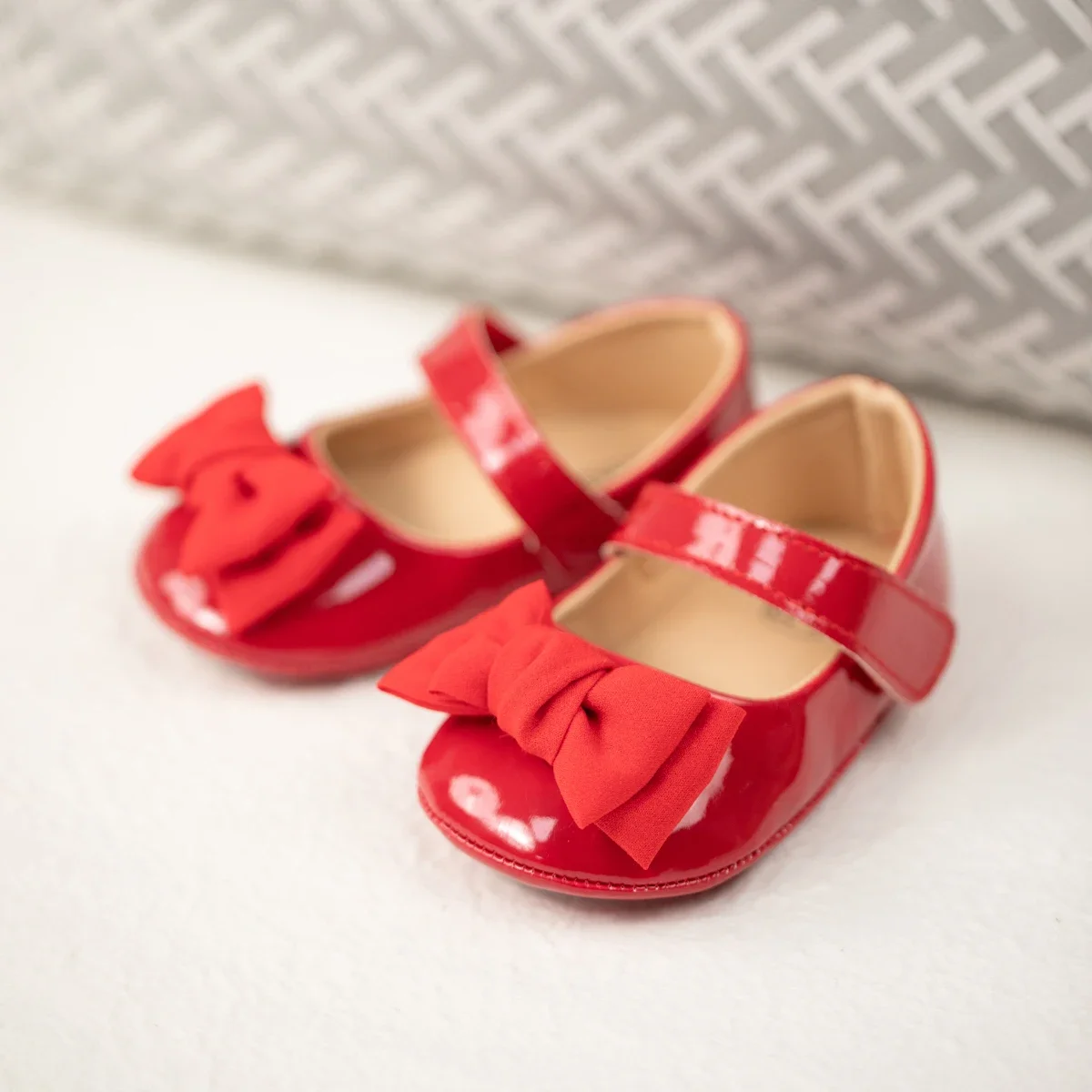 Meckior-zapatos de charol para niña recién nacida, calzado antideslizante de fondo suave con lazo rojo para fiesta de princesa