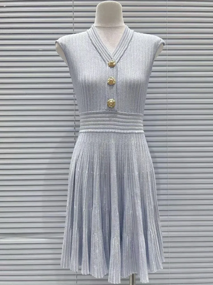 Dit is een nieuwe herfststijl van een heavy metal gesp, taille-cincerende en afslankende mouwloze gebreide jurk met V-hals van een socialite