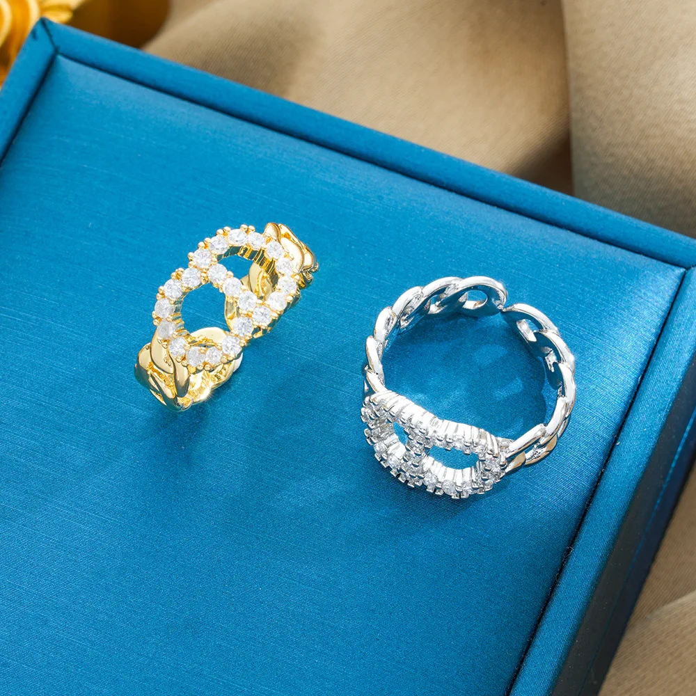 

A classic and fashionable ring with a real gold CD letter and diamond setting, the same style as the Internet celebrity