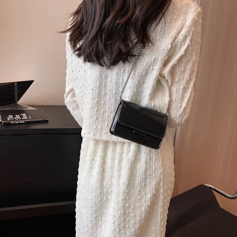 Vintage kobiety srebrna elegancka torba Crossbody luksusowy projektant maลe torby na ramiฤ moda zลota Mini kwadratowa urocza skรณra Pu torebka sac