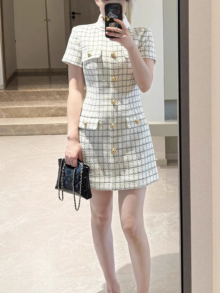 Een afslankende en nauwsluitende jurk met enkele rij knopen, een vleugje elegantie en een korte rok voor de herfst van 2025