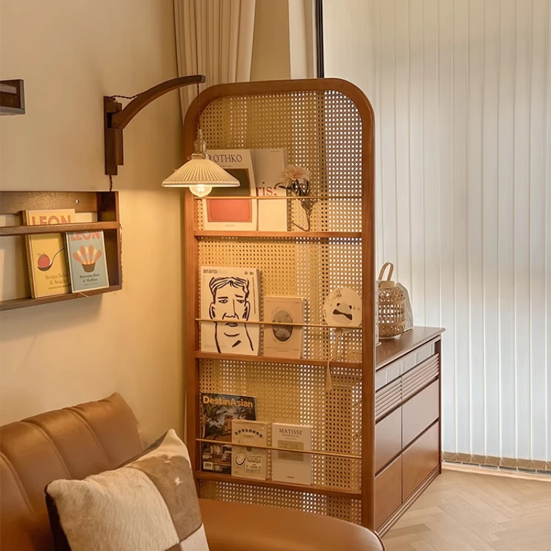 

Гостиная заблокируется из дверей и входа подвижного плетения из ротанга.