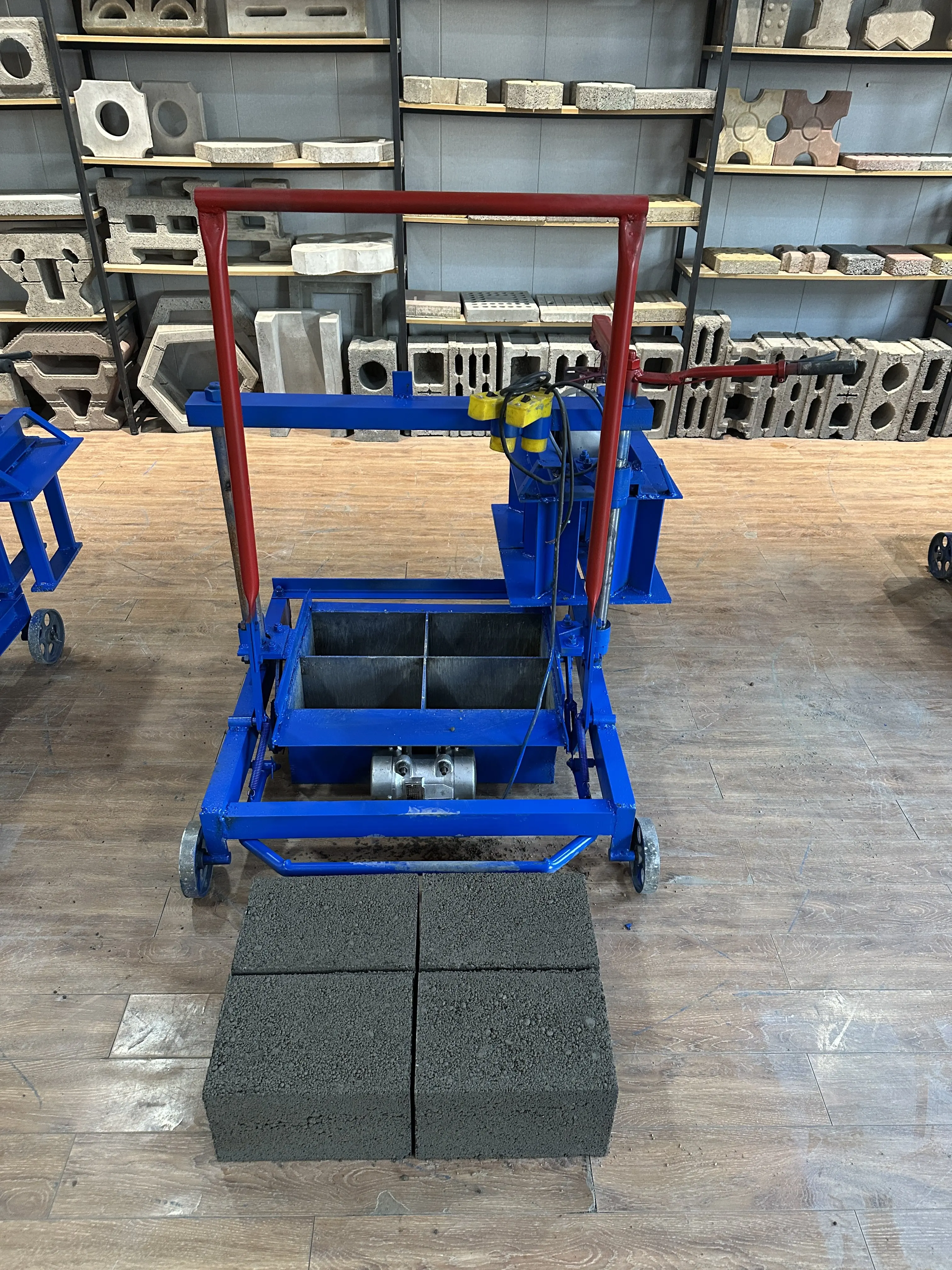 Самая продаваемая электрическая машина для производства кирпича в Африке со сменной формой для бетона. Эффективная машина для формования рабочих блоков.