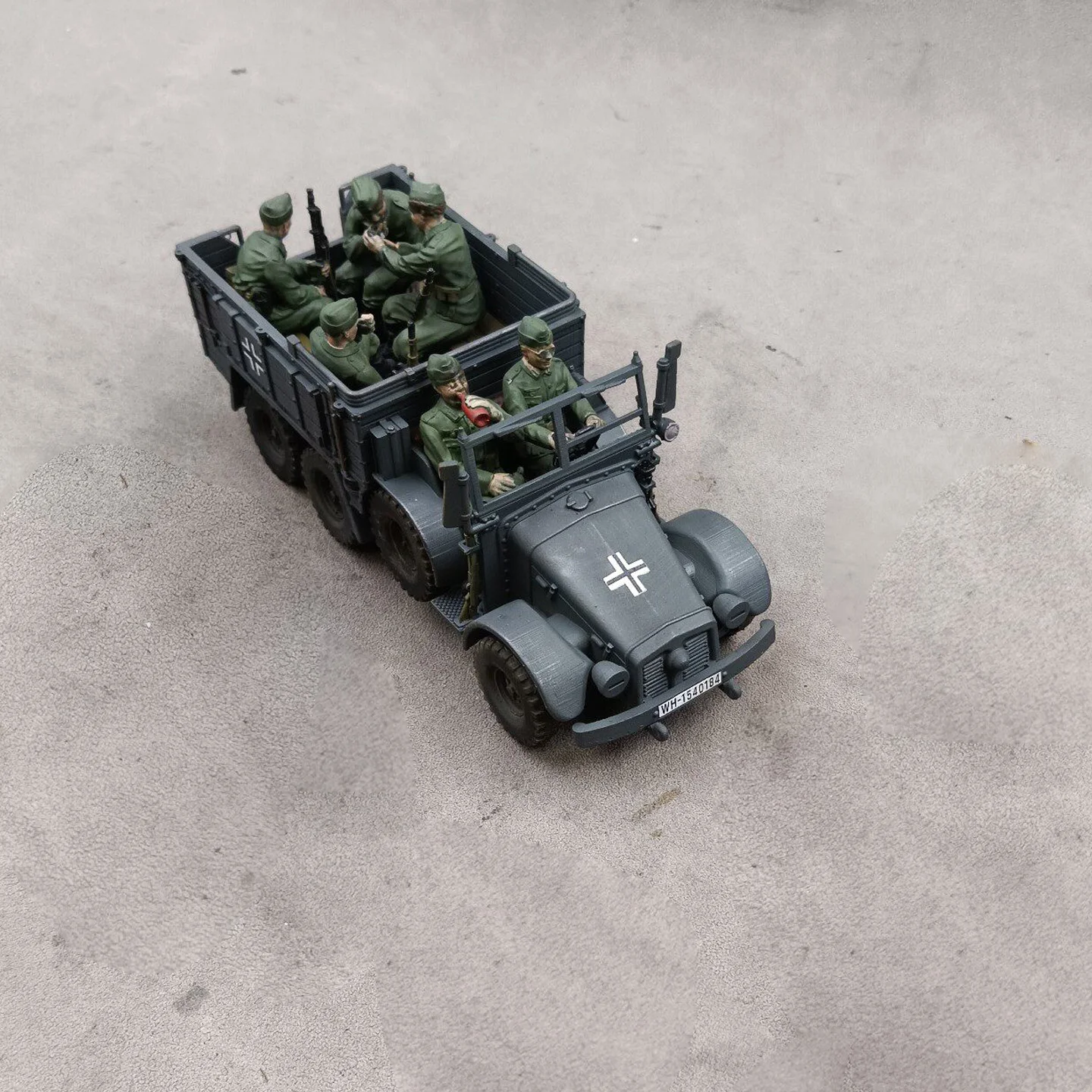 1/35 German Krupp truck (including all soldiers) + one cannon , SLA printing hand-colored finished model decorative ornament