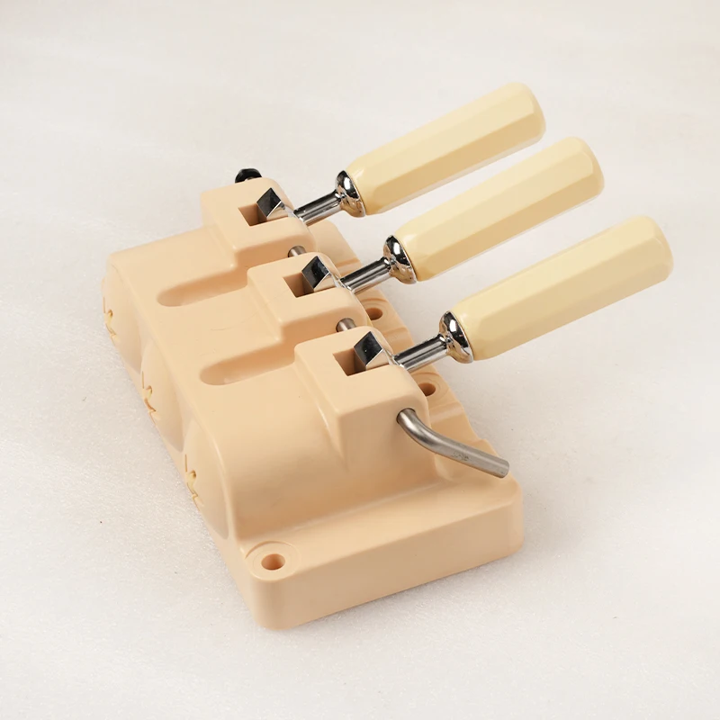 Parti del pannello frontale della macchina per il gelato Soft Serve Carpigiani - Valvole, maniglie, raccordi per porte facciali con valvola erogatrice Soft Serve con