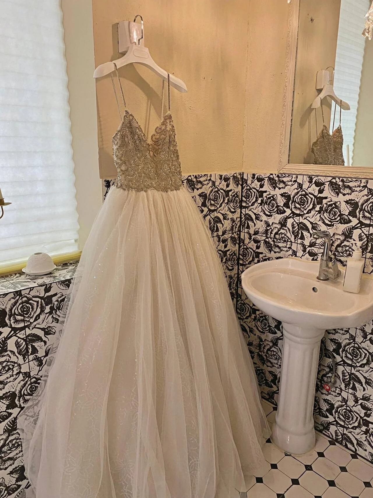 Elegant Off-White Prom Dress A-Line Spaghetti Strap Sleeveless Sweetheart Neckline Formal Occasion Bridesmaid Banquet Gown