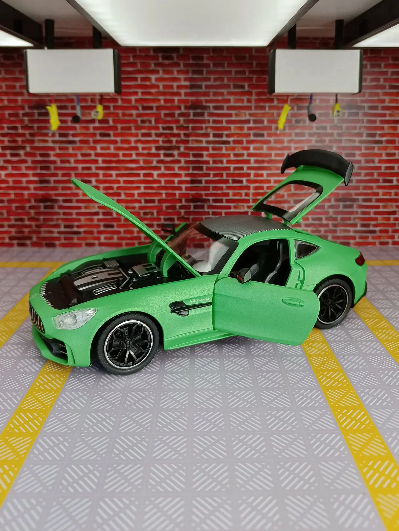 1: 24 simulation Mercedes GT AMG alloy car model, doors and engine hood, trunk can be opened with sound and light gifts