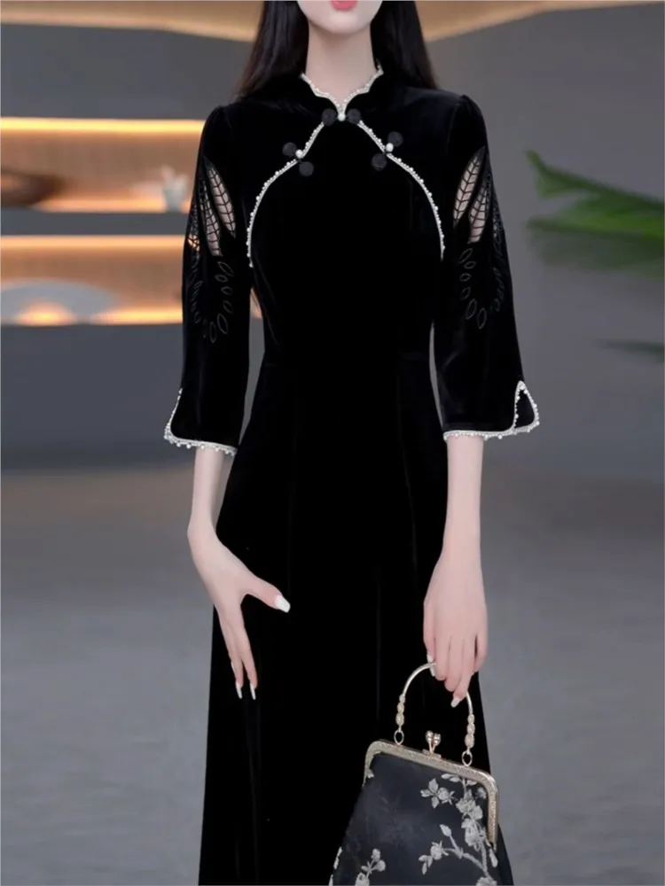 

A new Chinese-style improved cheongsam stylish and elegant black velvet dress for mothers