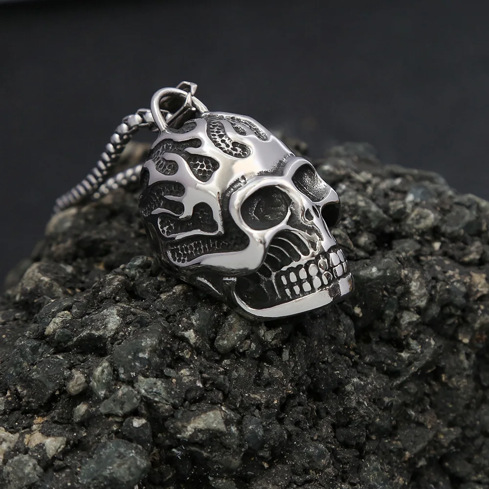 100pcs/lot New Titanium Steel Jewelry Flame Skull Hip Hop Stainless Steel Necklace Personalized Retro Men's Pendant Wholesale