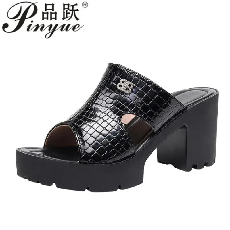 

Элегантные босоножки на высоком каблуке, маленький размер 32–43, обувь из лакированной кожи, летние сандалии на толстой платформе, женские офисные модельные тапочки