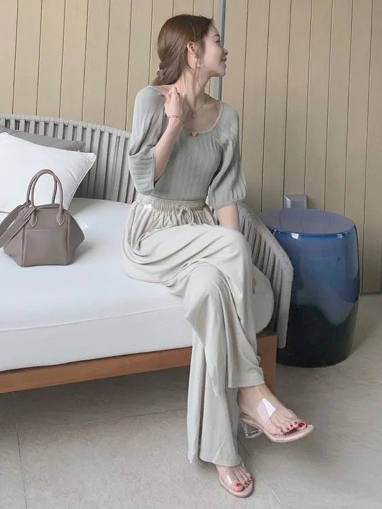 Damska letnia bluzka z dzianiny lodowego jedwabiu, luźny krój, delikatny styl vintage, kwadratowy dekolt, cienka, z odkrytymi ramionami.