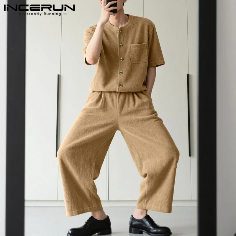 

INCERUN Мужские комплекты Однотонные вельветовые свободные рубашки с круглым вырезом и короткими рукавами и брюки Комплекты из двух предметов Уличная одежда 2025 Модные мужские костюмы