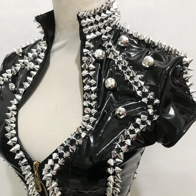 ชุดเต้นรำสำหรับผู้หญิง 2 ชิ้น เสื้อหนัง PU สีแดง แต่งหมุด พร้อมกางเกงขาสั้น เหมาะสำหรับใส่ไปเที่ยวกลางคืน บาร์ ดีเจ โกโก้ แดนซ์ แจ๊ส  ชุดแสดงเซ็กซี่สำหรับทีมเต้นรำ