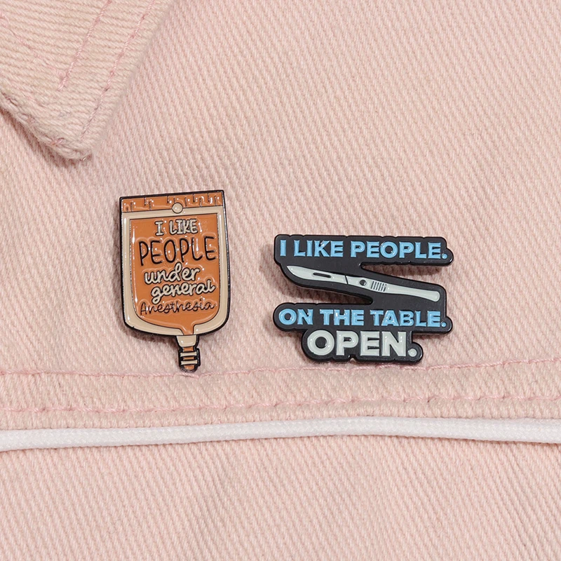 أنا أحب الناس على الطاولة المفتوحة المينا دبوس مضحك فارس دبابيس معدنية التلبيب على ظهره شارة مجوهرات هدايا لطبيب التخدير