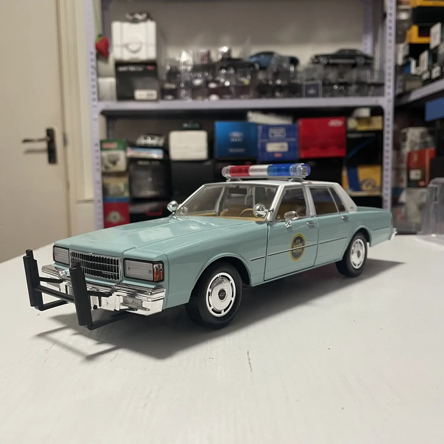 Масштабная модель 1:18: Коллекционная полицейская машина Chevrolet Caprice 1987 из литого сплава. Классика, ностальгия, подарок для взрослых, сувенир, статическая модель для демонстрации.