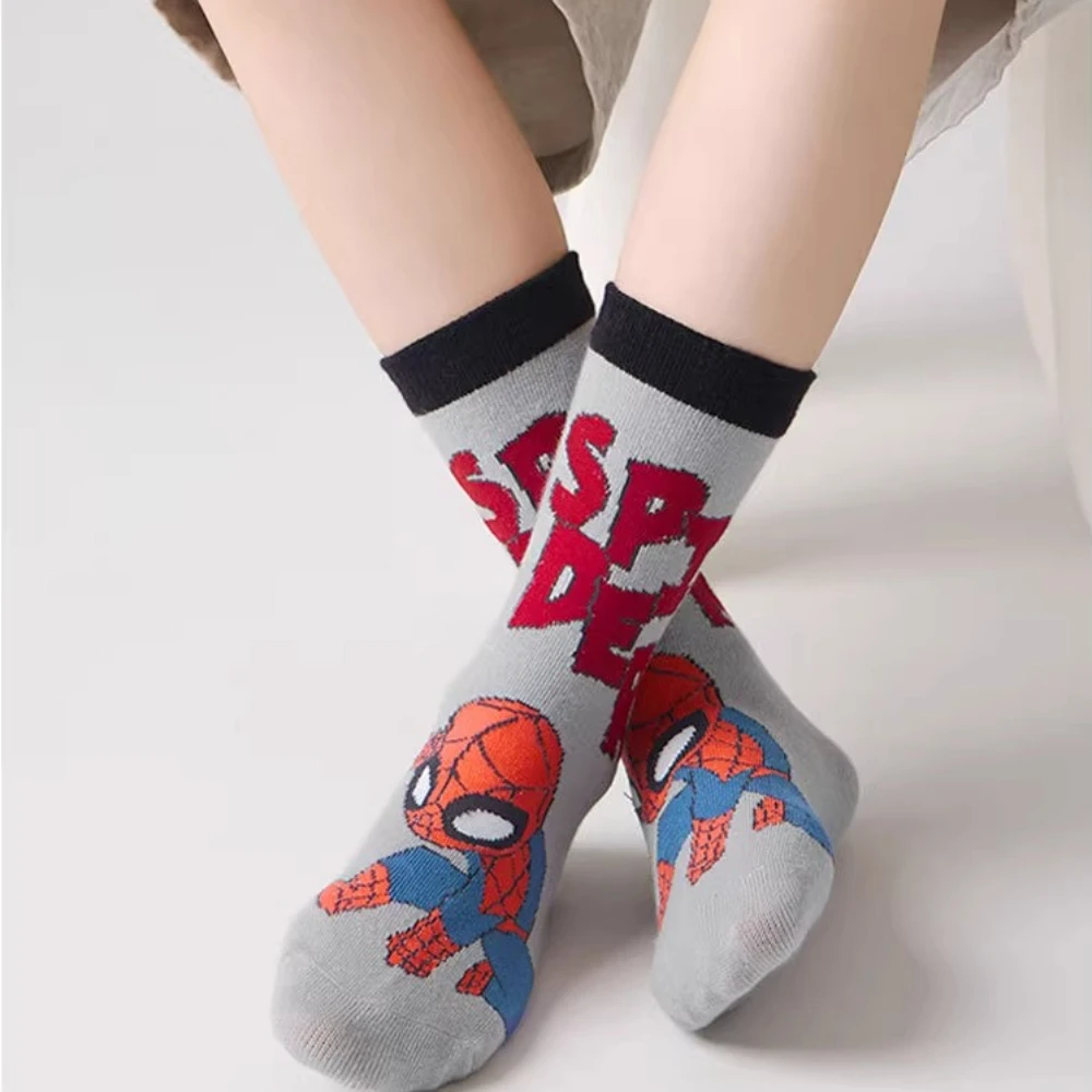 2025 Nuovi calzini primaverili autunnali e invernali di vendita calda Calzini creativi di tendenza dei cartoni animati Calzini divertenti e divertenti in cotone con eroe Spiderman